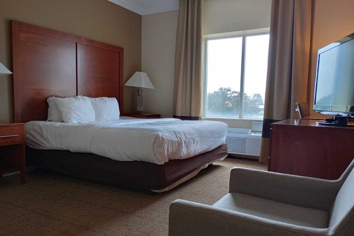 1 bedroom, in-room safe, desk, blackout curtains