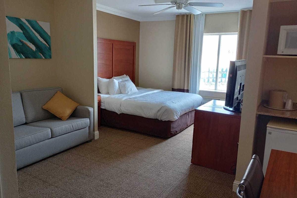 1 bedroom, in-room safe, desk, blackout curtains