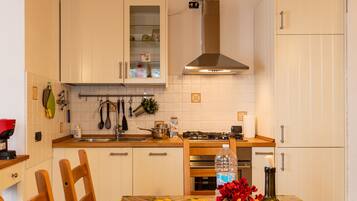 Jääkaappi, mikroaaltouuni, uuni, astianpesukone