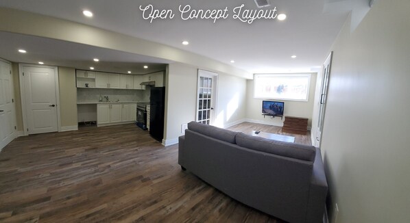 Smart TV - Bright & Spacious Basement Apartment (Brampton)