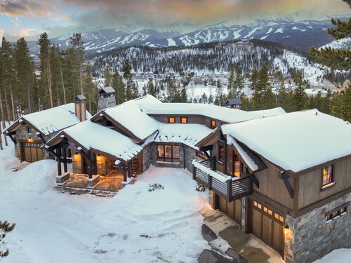 Entertaining Masterpiece, game tables, hot tub, outdoor kitchen, and incredible views!