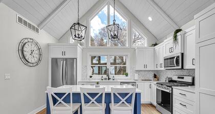 Hidden Haven - Luxury Cottage w/ Hot Tub & Scenic Views