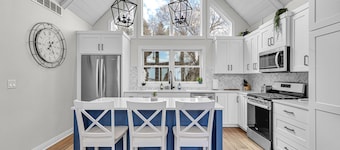 Hidden Haven - Luxury Cottage w/ Hot Tub & Scenic Views