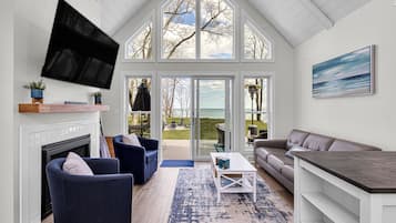 智能電視、壁爐、書籍