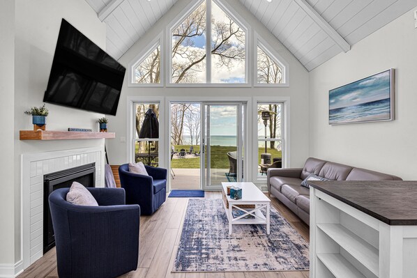 Smart TV, chimenea y libros 