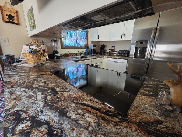 Fridge, microwave, oven, stovetop - "Rocky Mountains Retreat: Skiing, Hiking, Red Rocks, Evergreen lake awaits you " (Kittredge)