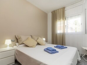 4 bedrooms, desk, Internet - Villa Rosales by Interhome (Castellet i Gornal)