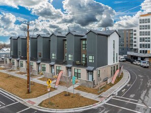 Townhouses located 1 mile from the Salt Palace Convention Center ** 8 miles from the SLC international Airport **1 mile to the Delta Center