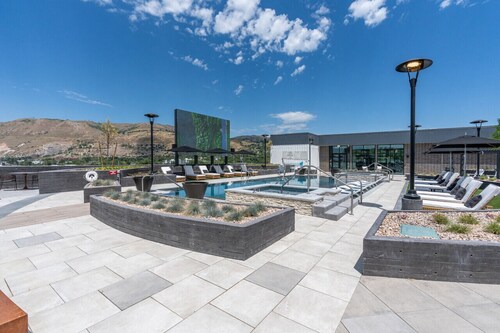 Downtown Lux Townhouse 3Bd 4Ba 2 King Bed Garage