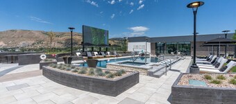 Downtown Lux Townhouse 3Bd 4Ba 2 King Bed Garage