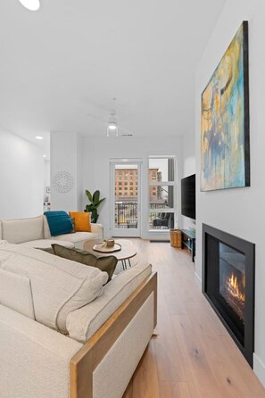 TV connectée, cheminée, jeux vidéo