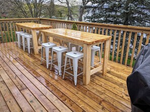 Outdoor dining - Osprey Nest Lakefront -sleeps 12, close to village (Westport)