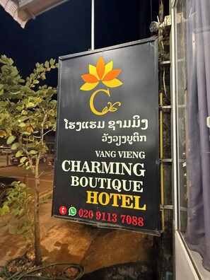 Naamplaatje voor Charming Boutique Hotel met contactgegevens.