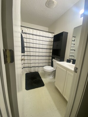 Asciugamani, sapone, shampoo, carta igienica