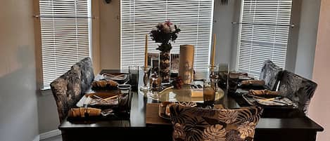 Termasuk sarapan penuh setiap hari