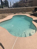 Una piscina al aire libre de temporada