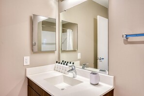 Sèche-cheveux, serviettes fournies