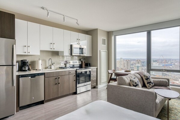 Réfrigérateur, micro-ondes, four, plaque de cuisson