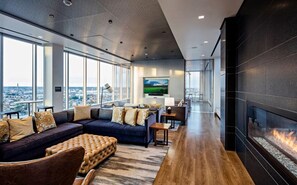 TV - Modern North Station Studio w/ Gym & W/D, nr Dining, by Blueground (Boston)