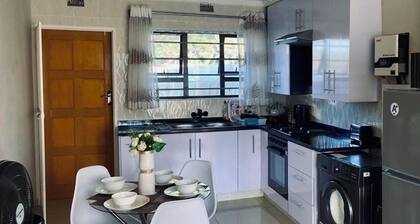 Emerald Suite Sleeps 6 with Free Parking