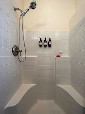 Haartrockner, Handtücher, Seife, Shampoo