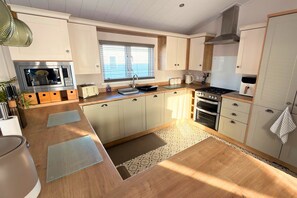 ثلاجة، ميكروويف، فرن، موقد طهي مسطح