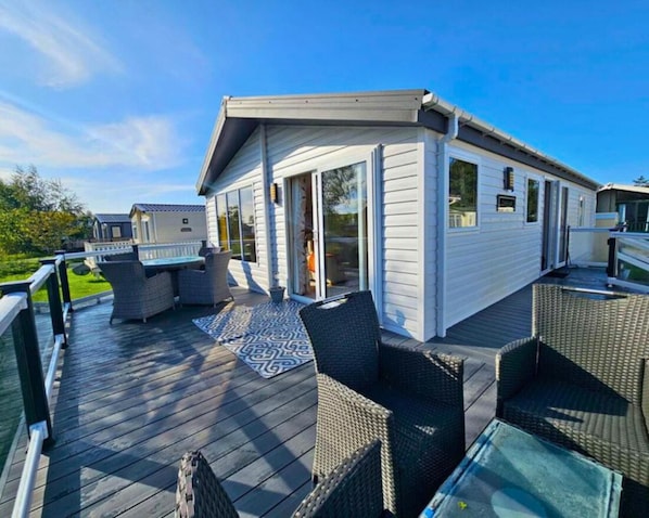 Outdoor dining - Meadows 50 - Southview Holiday Park Skegness (Skegness)