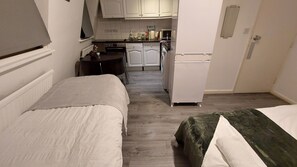 2 habitaciones, tabla de planchar con plancha, wifi y ropa de cama