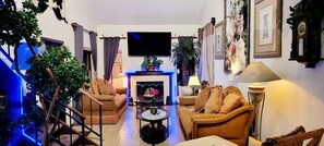 Una Smart TV, una chimenea, videojuegos, un reproductor de DVD