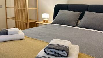 1 slaapkamer, een bureau, een strijkplank/strijkijzer, reisbedje