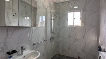 Buồng tắm vòi sen, vòi sen phun mưa, chậu vệ sinh/vòi rửa, khăn tắm