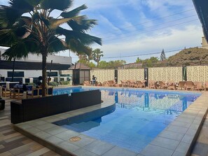 Una piscina al aire libre