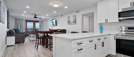 Frigorífico, microondas, horno y placa de cocina