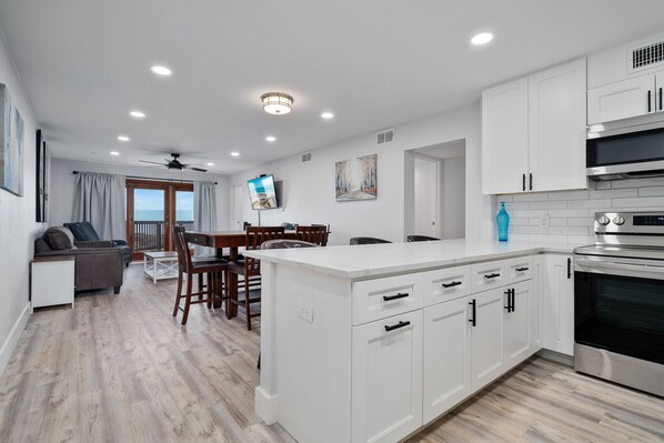 冷蔵庫、電子レンジ、オーブン、コンロ