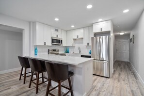 冷蔵庫、電子レンジ、オーブン、コンロ