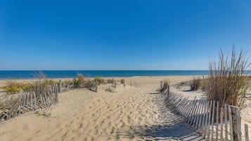 Ranta lähistöllä, aurinkotuoleja