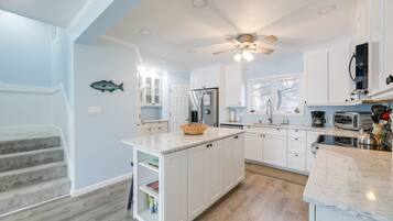 Jääkaappi, mikroaaltouuni, uuni, liesi