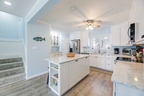 Fridge, microwave, oven, stovetop - Steps to Ocean: Colorful Beach Townhouse in Fenwick Island (Fenwick Island)