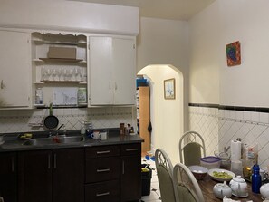 Private kitchen - Nearby KensingtonMarket, Core downtown, 5 minutes to bus, streetcar, supermarket (Toronto)