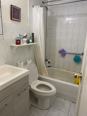 Séchoir à cheveux, serviettes fournies, savon, papier de toilette