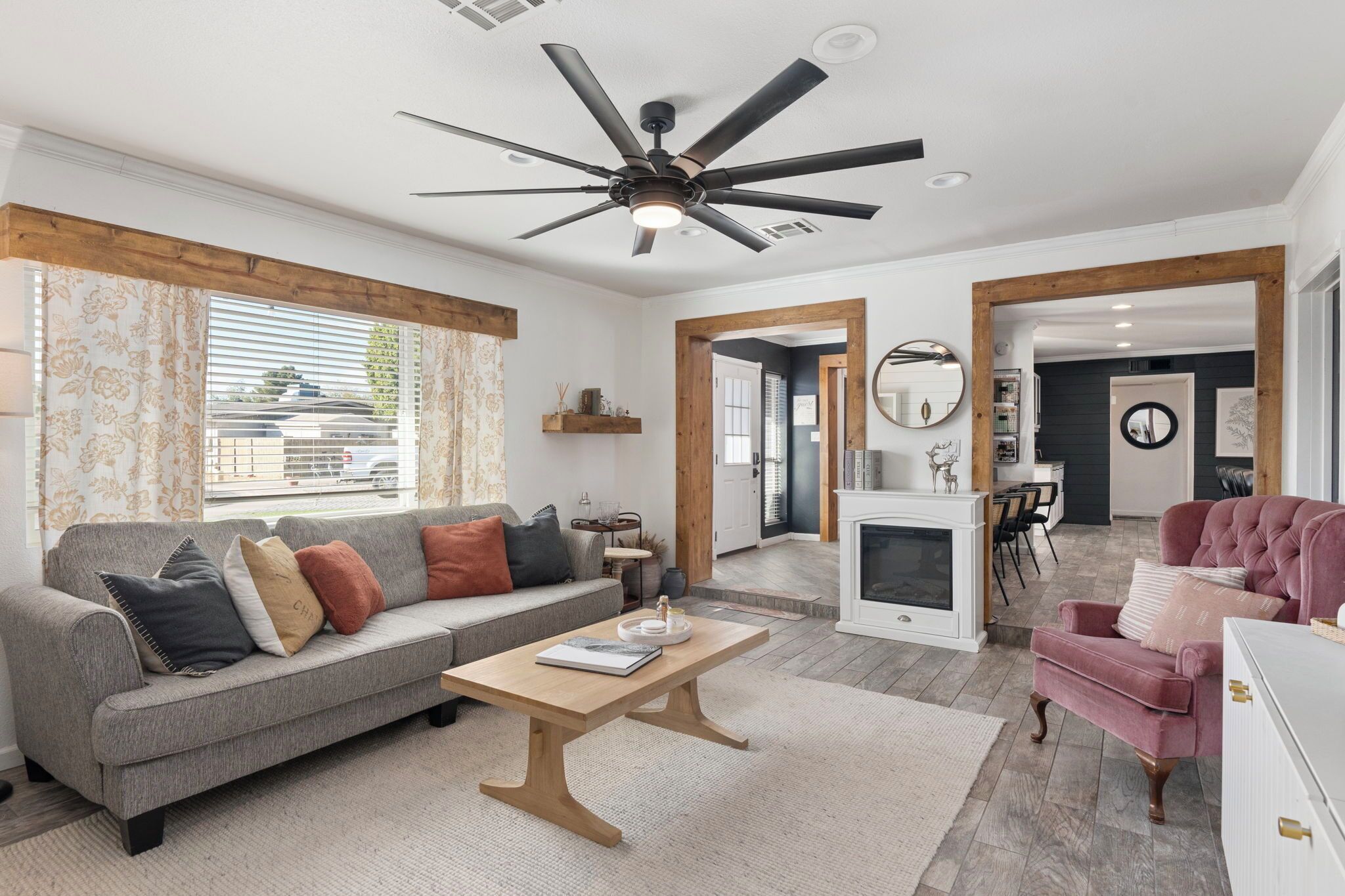 Älytelevisio, takka, pöytäjalkapallopöytä, pöytätennispöytä