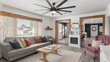 Älytelevisio, takka, pöytäjalkapallopöytä, pöytätennispöytä