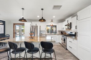 冷蔵庫、電子レンジ、オーブン、コンロ