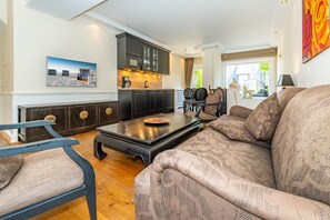 Unclassified image, 5 of 33, button