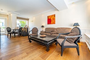 Fernseher, Tischtennisplatte