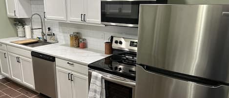 Refrigerador, microondas, horno, placa de cocina