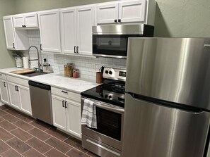 Køleskab, mikrobølgeovn, ovn, kogeplade