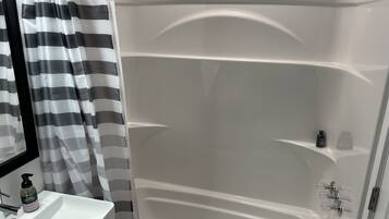 Toallas, jabón, shampoo, papel higiénico