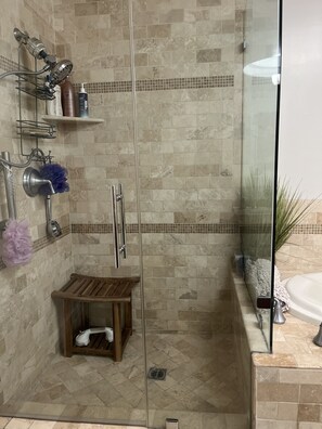 Banheira de hidromassagem, secador de cabelo, toalhas de banho, sabonete