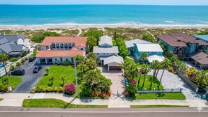 Un quartier résidentiel avec des maisons, une plage et un ciel dégagé.